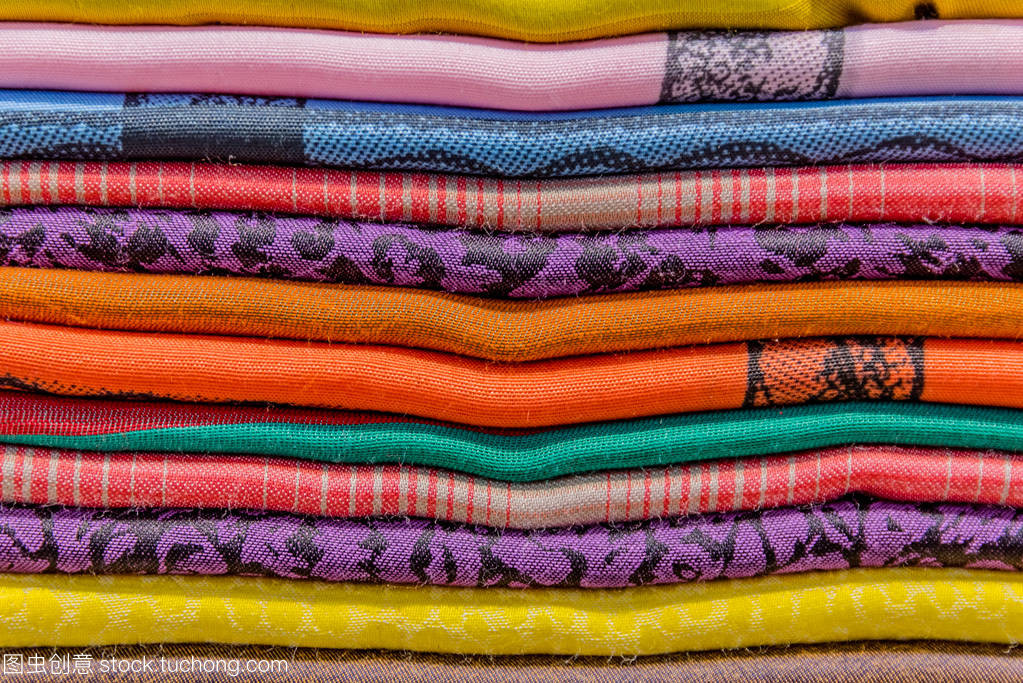 紡織之美 絲綢、羊絨頭圍巾與織物堆疊的藝術(shù)